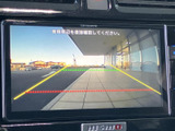 後方の様子を画面で確認しながら駐車でき、ガイドラインも目安として活用できます。周囲を直接確認することと併せて使えるため、駐車時の距離感をつかむのに役立ちます。