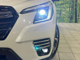 【LEDヘッドライト】悪天候や夜間走行時も良好な視界を確保し安心して運転できる高輝度LEDヘッドライトを装備!点灯速度が早く、消費電力も抑えられています。
