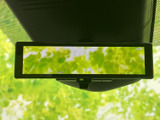 画面表示を確認しやすく、停車中に映像やテレビを視聴したい場面で活用できます。車内で過ごす待ち時間にも、便利にお使いいただける装備です。