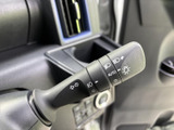 レバーには方向指示やライト関連の表示があり、用途を確認しやすい設計です。運転中に手元で扱う装備だからこそ、表示の見やすさと機能を把握しやすいことが日常で役立ちます。