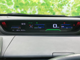 運転席前に情報がまとまって表示され、視線を大きく移さずに必要な表示を確認しやすい配置です。数字やアイコンが見分けやすく、走行中の確認にも配慮された、機能が充実したメーターまわりです。