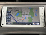 地図上に現在地や周辺の道路が表示され、目的地までの道順を確認する際に役立ちます。画面内の案内項目も見分けやすく、初めて訪れる場所へのお出かけにも便利です。