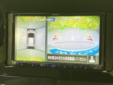 後方の映像に加えて車両周辺の俯瞰表示もあり、駐車時に周囲の位置関係を確認しやすい画面です。ガイド表示も備わり、狭い場所での取り回しをサポートしてくれる装備です。