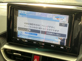 停車中にテレビ映像を視聴できる画面を備えています。操作案内も表示され、画面の切り替え方法を確認しやすいので、休憩時間などのひとときを快適に過ごせます。