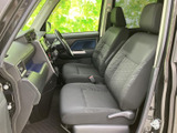 前席からはフロントガラス越しに前方を見渡しやすく、落ち着いて運転に向き合える室内です。座面と背もたれにもゆとりがあり、普段使いにも心地よくお乗りいただけます。