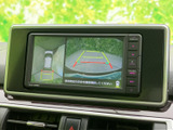 画面には後方の映像とガイド線が表示され、駐車時に周囲の状況を確認する目安になります。車両を動かす際の後方確認を補助し、駐車操作を落ち着いて進められます。