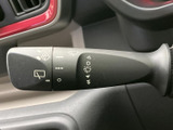 レバー上に操作位置を示す表示があり、運転席から確認しやすい配置です。手元で必要な設定を選びやすく、雨天時など状況に応じた操作をサポートしてくれます。