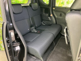 後席は、左右に並ぶ座面とヘッドレストで同乗者を迎えます。窓から光が入り、車内で落ち着いて過ごせる空間です。足元にも余裕があり、家族でのお出かけにも便利です。