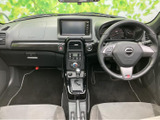 運転席と助手席を見渡せる室内は、メーターやセンターディスプレイが視界に収まる配置。シートの形状も確認でき、運転時の視界や座り心地をイメージしやすい空間です。