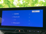交通情報やBluetooth、USBなどのメニューを画面から選べるオーディオ機能です。利用したい音源を確認しながら切り替えられ、通勤や週末のお出かけなど日々の移動に便利です。