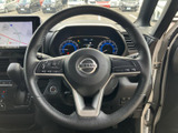 左右のスポークに各種スイッチがまとまり、手元で機能を呼び出しやすい構成です。握ったまま操作できる範囲に配置され、運転中の視線移動を抑えるのに役立ちます。