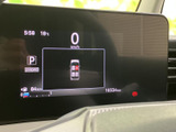 速度やシフト位置、航続距離などの情報を画面上で確認でき、運転に必要な表示をまとめて把握できます。表示が見やすく、走行前の確認にも便利な構成です。