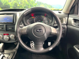 インテリアに合わせたデザインのステアリングは、運転される方のことも考え、運転しやすい形状、大きさです。是非一度、実際に触ってお確かめください。