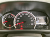 速度計や回転計、各種表示がまとまっており、運転席から必要な情報を確認しやすい配置です。表示の視認性にも配慮され、日々の運転を落ち着いてサポートします。