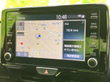 地図表示とFMラジオをひとつの画面で確認でき、目的地の確認から音楽やラジオの利用まで日常の移動をサポートします。画面脇のボタンも見やすく、必要な操作を選びやすい構成です。