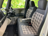 チェック柄の座面と背もたれが、車内に親しみやすい彩りを添えています。前席からは前方を見渡しやすく、運転席側からも助手席側からも落ち着いて過ごせる空間です。