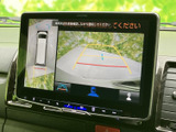 画面には車両周辺の映像やガイド線が表示され、駐車時の周囲確認をサポートします。画面内の表示を見ながら状況を把握しやすく、日々の駐車を助けてくれる装備です。