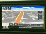 周辺の道路や建物が立体的に表示され、現在地から目的地までの道筋を把握しやすい地図画面です。表示範囲や詳細を選べるため、行き先の確認に役立ちます。