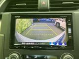 後方の映像に目安となるガイド線が表示され、駐車時の周囲確認をサポートします。車庫入れや切り返しの際にも画面で後方の様子を確かめられ、日常の駐車を心強く支える装備です。