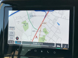 地図を大きく表示でき、現在地や周辺の道路を確認しやすい画面です。タッチ操作で目的地設定などを行え、初めての場所へのお出かけや日常の移動をサポートします。