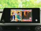 地図を画面いっぱいに表示し、現在地や周辺の道路を確認しやすい表示です。画面端には操作アイコンが並び、必要な項目を選びやすい構成。目的地までのルートを確認したいときにも、日常の移動をサポートします。