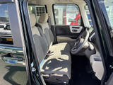 明るい色合いの内装と大きな窓で、運転席まわりは開放感のある空間です。座面や背もたれにゆとりがあり、乗り降りの際にも車内の様子を確認しやすくなっています。