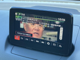 テレビ番組を画面で視聴できる装備を備えています。停車中の待ち時間にも映像を楽しめるのがうれしいポイント。番組情報や操作項目も表示され、視聴時に確認しやすい仕様です。