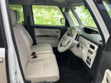 明るい色合いのシートとすっきりした室内で、運転席・助手席ともに落ち着いて過ごせる空間です。前方や左右の窓から周囲を見渡しやすく、乗り降りの際にも室内の様子を確認しやすい造りです。