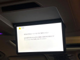 【リヤエンターテインメントシステム】後席にお座りの方も大満足の、人気メーカーオプションを装備。専用の音響システムと、大画面のモニターで移動中もDVD等をお楽しみいただけます。