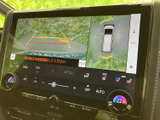 車両周囲と上方から見た車体の映像を画面に表示し、駐車時の周辺確認をサポートします。ガイド線も表示されるため、駐車位置を把握しやすく安心感につながります。