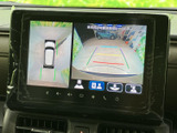 後方の映像に加えて車両を上から見た表示も確認でき、駐車時の周囲確認をサポートします。目安のラインも表示されるため、車庫入れや狭い場所での切り返しに役立つ装備です。