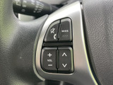 ステアリングに音量調整やモード切り替えなどのスイッチを集約。手元で各種操作を行えるため、音楽を楽しみながら必要な設定を確認したい場面に役立ちます。