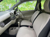 明るい内装色と柄入りのシートが、運転席まわりに親しみやすさを添えています。前方やサイドの窓から視界を確保しやすく、乗り降りの際にも室内を見渡せます。