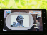 テレビ番組を停車時に視聴でき、待ち時間も車内で過ごしやすくなります。画面に映像と番組情報が表示され、気分転換にも便利。お出かけ先での休憩時間などに活用いただける装備です。