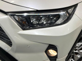 【LEDヘッドライト】悪天候や夜間走行時も良好な視界を確保し安心して運転できる高輝度LEDヘッドライトを装備!点灯速度が早く、消費電力も抑えられています。