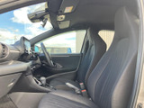 前席はゆったりと腰掛けやすい形状で、運転席側から前方の様子も確認しやすい室内です。落ち着いた色合いでまとめられ、乗り降りの際もシートへスムーズにアクセスできます。