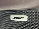 【BOSSサウンドシステム】メーカーオプションの高品位サウンドシステムを搭載。専用のチューニングが施された大小様々なスピーカーから良質なサウンドが奏でられ、臨場感あふれる音響空間を演出します。