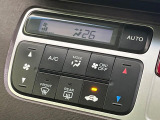 【オートエアコン】一度お好みの温度に設定すれば、車内の温度を検知し風量や温度を自動で調整。暑い&hellip;寒い&hellip;と何度もスイッチ操作をする必要はありません。快適な車内空間には必須の機能ですね♪