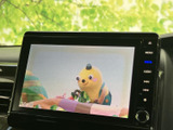 映像を画面で楽しめる装備です。テレビや映像の視聴は停車中にご利用いただけますので、休憩時間などに車内で過ごすひとときにも活用できます。