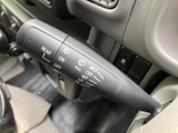 レバーに前後のワイパーに関する表示がまとめられ、運転席から必要な項目を確認しやすい配置です。雨の日など、天候に合わせた操作を行う際にも役立つ装備です。