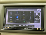 AVメニューに各種音源や交通情報などの項目が並び、使いたい機能を画面上で選びやすい構成です。アイコンと文字で表示されるため、目的の項目を見つけやすく便利に活用できます。