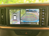 車両周辺を複数の視点から画面で確認でき、駐車時の周囲確認をサポートします。ガイド表示も備わり、車庫入れや狭い場所での取り回しの際に、目安として活用できる便利な装備です。