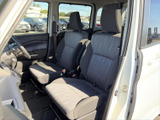 前席は運転席と助手席が並び、座面や背もたれには落ち着いた色合いの表皮を採用しています。窓が大きく周囲を見渡しやすい、明るく過ごしやすい空間です。