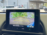 後方の映像にガイドラインが表示され、駐車時に車両後方の位置関係を確認する目安になります。画面を見ながら、周囲にも注意してバックできます。