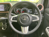 ステアリング上にスイッチが配置され、運転姿勢を保ちながら手元で各種操作が行える仕様です。メーターの視認性を妨げにくい形で、毎日の運転でも使いやすさに配慮されています。
