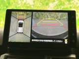 後方の映像に加えて車両周囲の表示も確認でき、駐車時の位置合わせをサポートします。ガイド線を目安に周辺を確認できるため、駐車が苦手な方にも心強い装備です。
