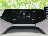 速度やシフト位置、時刻などの情報が画面にまとまり、運転中も必要な表示を確認しやすい構成です。視線を大きく移さずに見やすく、日々の運転をサポートします。