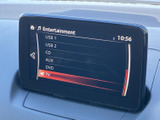 USB、CD、AUX、DVD、TVなどの項目が表示され、利用したい音源を選びやすい画面です。複数のメディアに対応する構成で、日常の移動中も音楽を楽しめます。