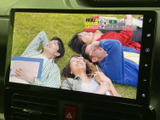 画面でテレビ番組を視聴でき、停車中の待ち時間も過ごしやすくなります。見やすい大きさで番組内容を確認しやすく、休憩のひとときに映像を楽しめる便利な装備です。