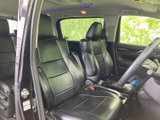 前席はゆったりとしたシート形状で、運転席から助手席まで落ち着いて過ごせる空間です。窓から外の様子を確認しやすく、乗り降りの際も開口部にゆとりを感じられます。日々の移動に使いやすい室内です。